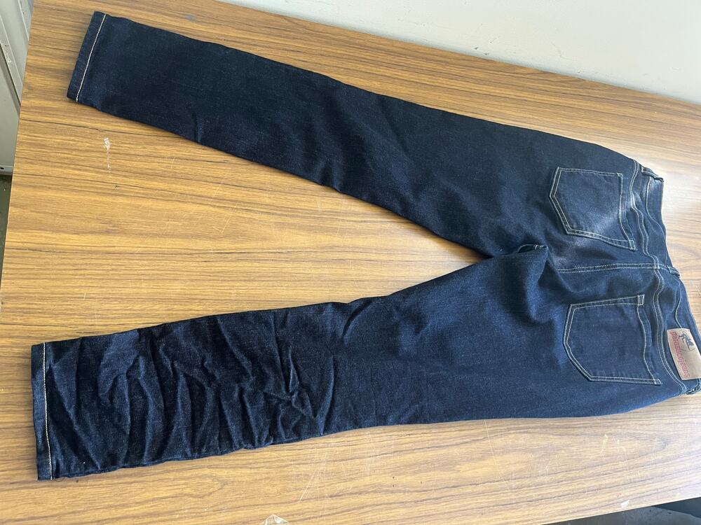 Parasuco dark wash blue denim jeans with contrast stitching and five pocket desi